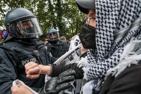 Aggressives Auftreten bei Nakba-Demo: Propalästinensische Demonstranten rangeln mit Polizisten