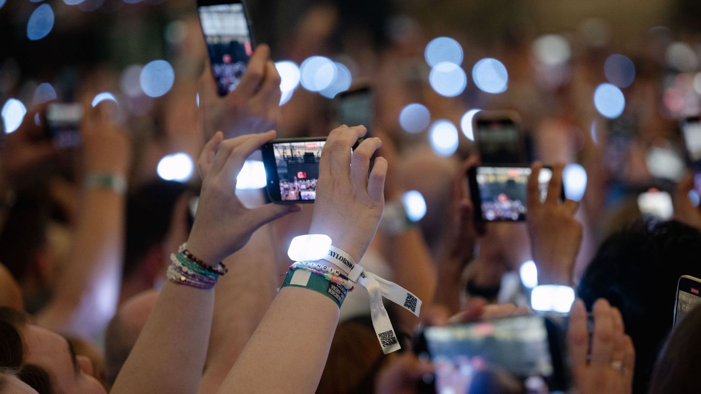 Music: cameras out! Why cell phones are taboo at some concerts