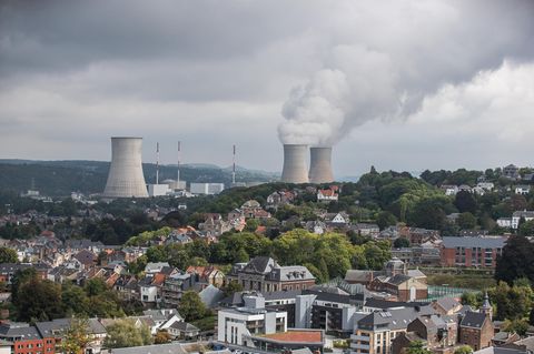 Blick auf das von Belgiens Konzern Electrabel betriebene Kernkraftwerk Tihange in Huy an der Maas