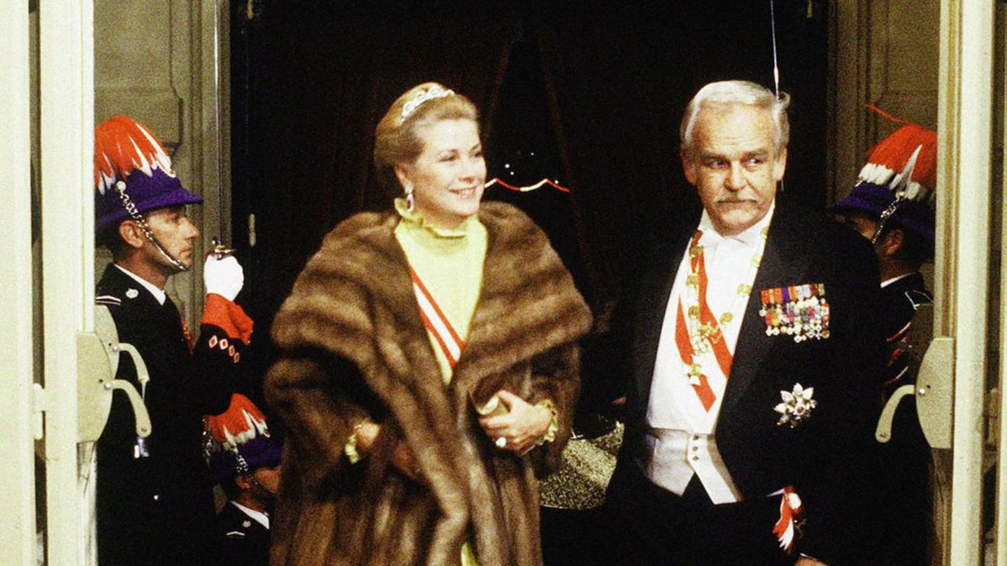 Fürstin Gracia Patricia 1981 im Pelzmantel mit Fürst Rainier in der Oper von Monte Carlo