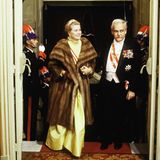 Fürstin Gracia Patricia 1981 im Pelzmantel mit Fürst Rainier in der Oper von Monte Carlo