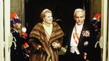 Fürstin Gracia Patricia 1981 im Pelzmantel mit Fürst Rainier in der Oper von Monte Carlo