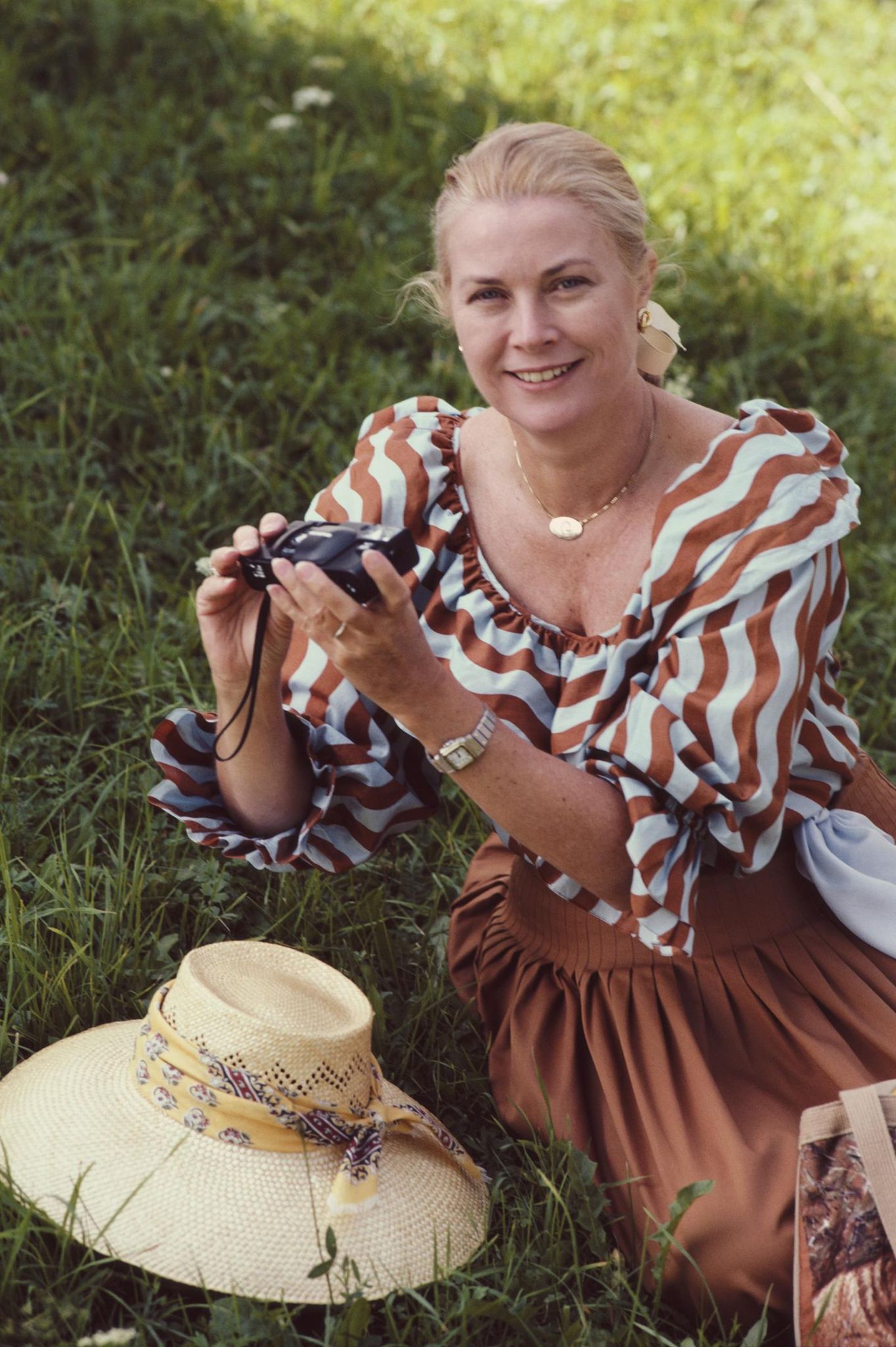 Gracia Patricia 1981 im seidenen Kleid auf einer Wiese in Salzburg