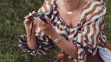 Gracia Patricia 1981 im seidenen Kleid auf einer Wiese in Salzburg