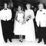 Beim Rotkreuz-Ball 1982. Zwei Monate später verunglückt die Fürstin. Tochter Stephanie (M.) sitzt mit ihr im Auto, überlebt