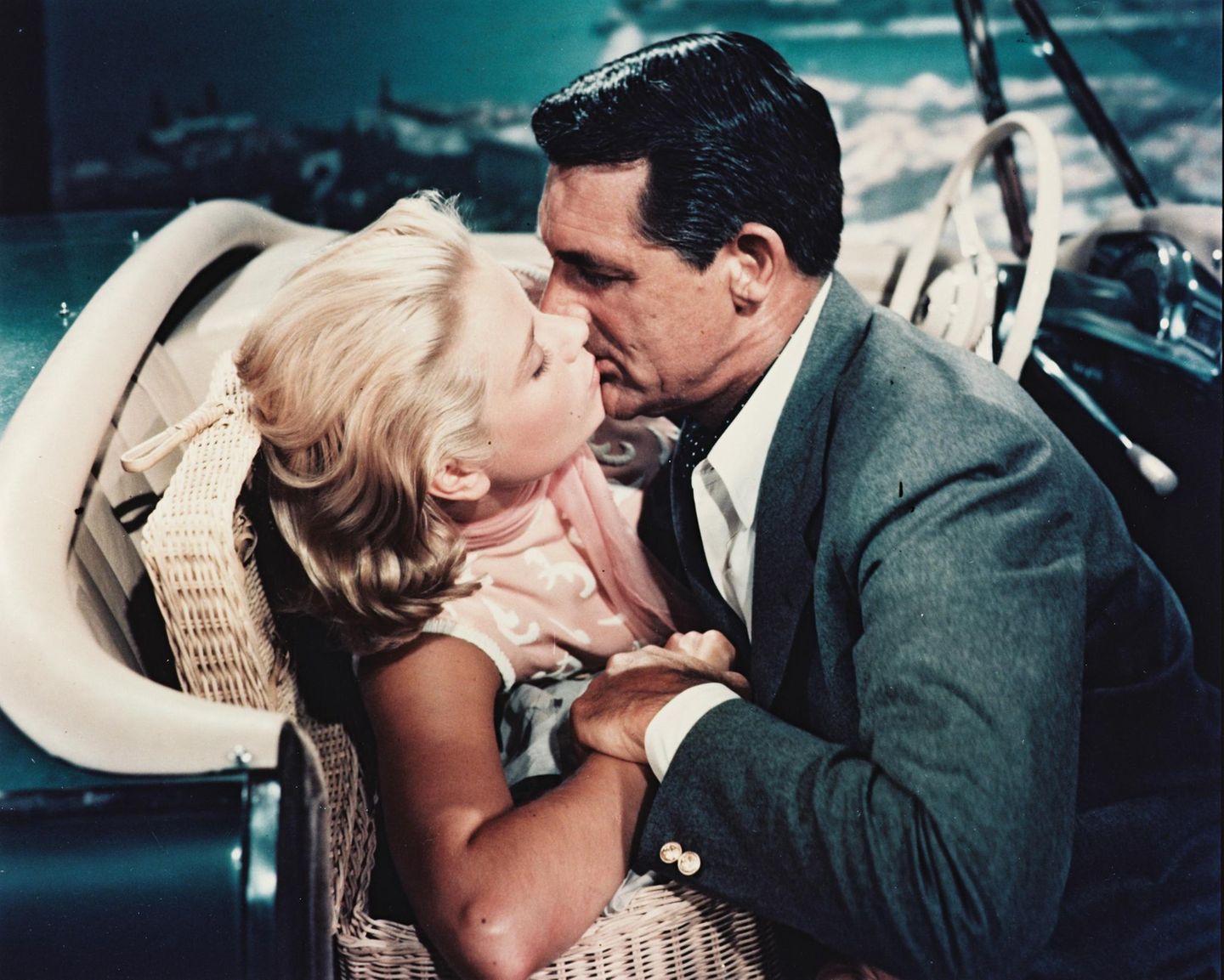 Grace Kelly und Cary Grant küssen sich in Alfred Hitchcocks Film "Über den Dächern von Nizza"