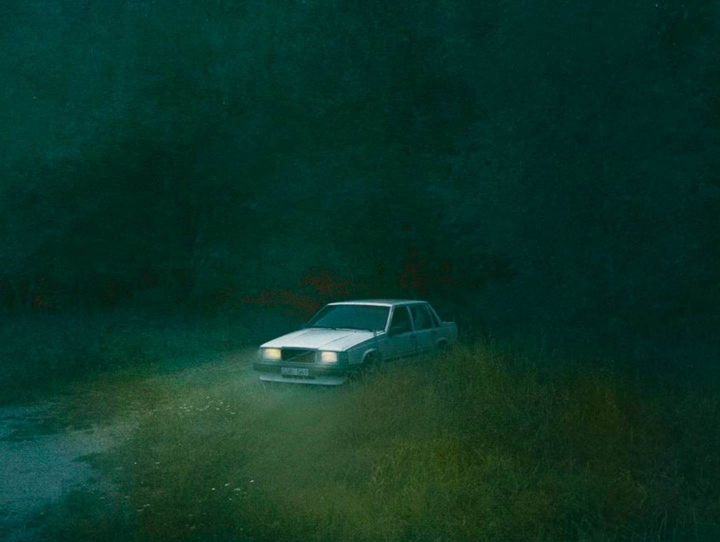 Kristoffer Axén – Fotografie und Malerei Kristoffer Axén, Fotografie, alter Volvo auf einer Wiese