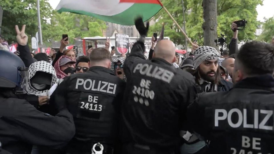 Bei einer Pro-Palästina-Demo kommt es zu Ausschreitungen