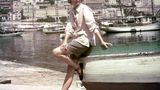 Grace Kelly am Strand von Nizza, sie lehnt an einem Fischerboot