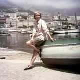 Grace Kelly am Strand von Nizza, sie lehnt an einem Fischerboot