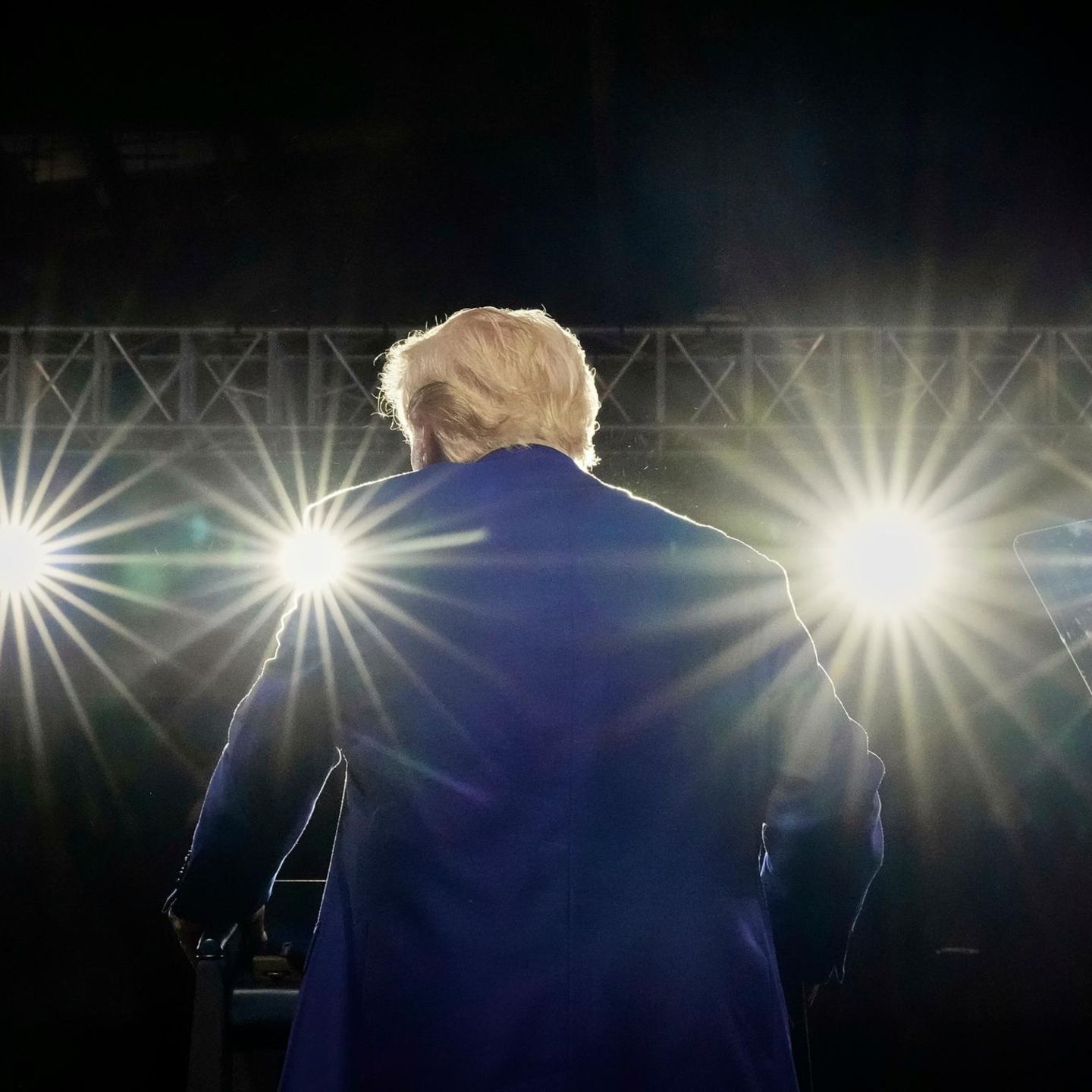 Donald Trump auf der Bühne des Luftwaffenstützpunkts Al Udeid in Katar.