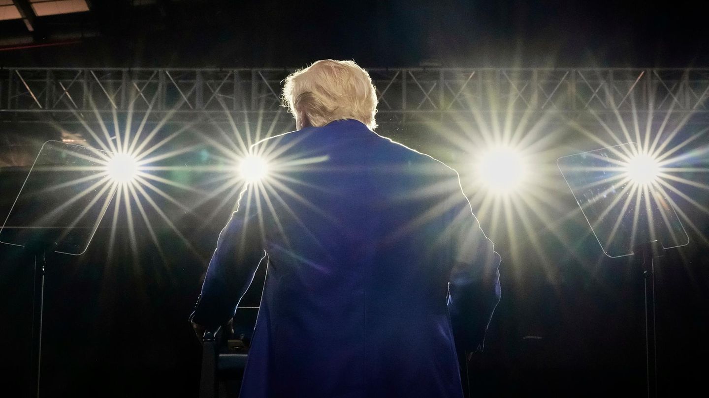 Donald Trump auf der Bühne des Luftwaffenstützpunkts Al Udeid in Katar.