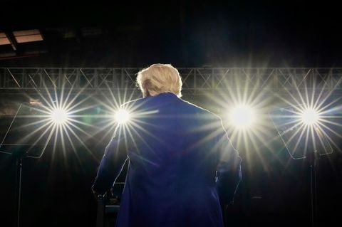Donald Trump auf der Bühne des Luftwaffenstützpunkts Al Udeid in Katar.