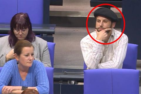Marcel Bauer trägt bei einer Bundestagssitzung eine Baskenmütze