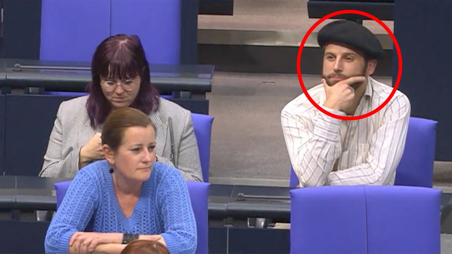 Basque cap: Left-wing MP Marcel Bauer flies from plenary hall (video)