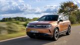 Opel Grandland  Der elektrische Opel Grandland hat mit 345 Nm Drehmoment nicht den stärksten Antrieb, den man von einem Crossover erwarten könnte. Mit 157 kW (213 PS) wirkt er für ein über 2,1 Tonnen schweres Fahrzeug etwas untermotorisiert, punktet aber mit einem leisen Fahrgeräusch, auch bei höheren Geschwindigkeiten. Die direkte Lenkung überzeugt besonders in der Stadt mehr als auf der Autobahn, wo die Höchstgeschwindigkeit von 170 km/h für Überholmanöver oder längere Strecken knapp bemessen ist. Ein kleiner Dreizylinder-Benziner mit 136 PS erreicht hier mit 202 km/h mehr, was für Familien auf dem Weg in den Urlaub oder auf Wochenendtrips praktischer sein kann