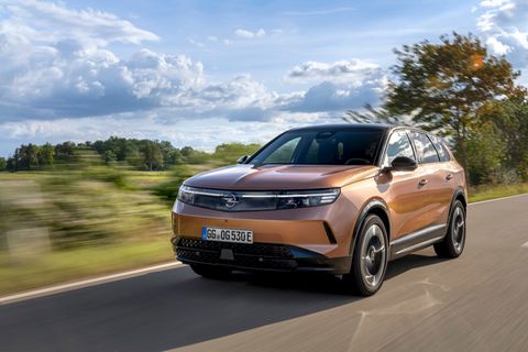 Opel Grandland  Der elektrische Opel Grandland hat mit 345 Nm Drehmoment nicht den stärksten Antrieb, den man von einem Crossover erwarten könnte. Mit 157 kW (213 PS) wirkt er für ein über 2,1 Tonnen schweres Fahrzeug etwas untermotorisiert, punktet aber mit einem leisen Fahrgeräusch, auch bei höheren Geschwindigkeiten. Die direkte Lenkung überzeugt besonders in der Stadt mehr als auf der Autobahn, wo die Höchstgeschwindigkeit von 170 km/h für Überholmanöver oder längere Strecken knapp bemessen ist. Ein kleiner Dreizylinder-Benziner mit 136 PS erreicht hier mit 202 km/h mehr, was für Familien auf dem Weg in den Urlaub oder auf Wochenendtrips praktischer sein kann