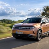 Opel Grandland  Der elektrische Opel Grandland hat mit 345 Nm Drehmoment nicht den stärksten Antrieb, den man von einem Crossover erwarten könnte. Mit 157 kW (213 PS) wirkt er für ein über 2,1 Tonnen schweres Fahrzeug etwas untermotorisiert, punktet aber mit einem leisen Fahrgeräusch, auch bei höheren Geschwindigkeiten. Die direkte Lenkung überzeugt besonders in der Stadt mehr als auf der Autobahn, wo die Höchstgeschwindigkeit von 170 km/h für Überholmanöver oder längere Strecken knapp bemessen ist. Ein kleiner Dreizylinder-Benziner mit 136 PS erreicht hier mit 202 km/h mehr, was für Familien auf dem Weg in den Urlaub oder auf Wochenendtrips praktischer sein kann