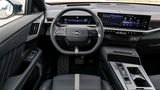 Opel Grandland  Im Innenraum bietet der Grandland bequeme Sitze – optional mit Massage- und Klimafunktion – sowie weit öffnende Türen und zahlreiche Ablagen. Die Instrumente, ergänzt durch ein kleines Display und ein Head-up-Display, sind klar ablesbar. Navigation und Entertainment lassen sich über einen zentralen Touchscreen steuern und anpassen. Kunden können zwischen Stoff- oder Ledersitzen wählen, die beide angenehm gestaltet sind
