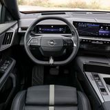 Opel Grandland  Im Innenraum bietet der Grandland bequeme Sitze – optional mit Massage- und Klimafunktion – sowie weit öffnende Türen und zahlreiche Ablagen. Die Instrumente, ergänzt durch ein kleines Display und ein Head-up-Display, sind klar ablesbar. Navigation und Entertainment lassen sich über einen zentralen Touchscreen steuern und anpassen. Kunden können zwischen Stoff- oder Ledersitzen wählen, die beide angenehm gestaltet sind