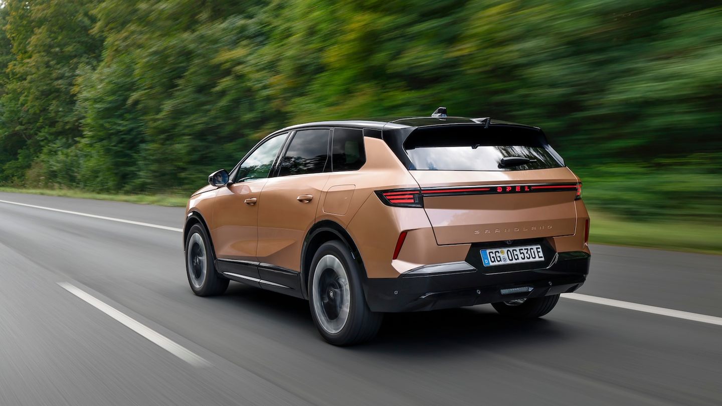 Ratgeber: Opel Grandland Hinter der großen Heckklappe des Grandland stehen 550 bis 1.645 Liter Ladevolumen bereit – ausreichend für die meisten Ansprüche in dieser Klasse. Wer die Rücksitze umklappt, kann auch breitere Gegenstände problemlos verstauen. Die Elektroversion mit 73-kWh-Akku beginnt bei 46.750 Euro, während die besser ausgestattete Topversion Grandland Electric GS mit 82-kWh-Akku ab 51.950 Euro zu haben ist Opel Grandland Hinter der großen Heckklappe des Grandland stehen 550 bis 1.645 Liter Ladevolumen bereit – ausreichend für die meisten Ansprüche in dieser Klasse. Wer die Rücksitze umklappt, kann auch breitere Gegenstände problemlos verstauen. Die Elektroversion mit 73-kWh-Akku beginnt bei 46.750 Euro, während die besser ausgestattete Topversion Grandland Electric GS mit 82-kWh-Akku ab 51.950 Euro zu haben ist