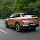 Opel Grandland  Hinter der großen Heckklappe des Grandland stehen 550 bis 1.645 Liter Ladevolumen bereit – ausreichend für die meisten Ansprüche in dieser Klasse. Wer die Rücksitze umklappt, kann auch breitere Gegenstände problemlos verstauen. Die Elektroversion mit 73-kWh-Akku beginnt bei 46.750 Euro, während die besser ausgestattete Topversion Grandland Electric GS mit 82-kWh-Akku ab 51.950 Euro zu haben ist