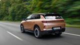 Opel Grandland  Hinter der großen Heckklappe des Grandland stehen 550 bis 1.645 Liter Ladevolumen bereit – ausreichend für die meisten Ansprüche in dieser Klasse. Wer die Rücksitze umklappt, kann auch breitere Gegenstände problemlos verstauen. Die Elektroversion mit 73-kWh-Akku beginnt bei 46.750 Euro, während die besser ausgestattete Topversion Grandland Electric GS mit 82-kWh-Akku ab 51.950 Euro zu haben ist