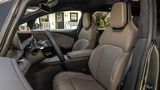 Lucid Air Gravity  Im Innenraum des Lucid Gravity Grand Touring fühlt man sich schnell wohl. Das amerikanische Elektroauto bietet große Displays, eine leicht erlernbare Bedienung und Sitze, die in allen drei Reihen Komfort für lange Fahrten bieten. Eine elektrische Einzelsitzanlage oder eine Jalousie für das Panoramadach, wie bei manchen Konkurrenten, fehlen jedoch. Vorne und hinten bietet das Fahrzeug ein Ladevolumen, das sich auf über 3.000 Liter ausdehnen lässt – beeindruckend für einen SUV