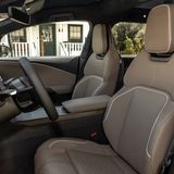 Lucid Air Gravity  Im Innenraum des Lucid Gravity Grand Touring fühlt man sich schnell wohl. Das amerikanische Elektroauto bietet große Displays, eine leicht erlernbare Bedienung und Sitze, die in allen drei Reihen Komfort für lange Fahrten bieten. Eine elektrische Einzelsitzanlage oder eine Jalousie für das Panoramadach, wie bei manchen Konkurrenten, fehlen jedoch. Vorne und hinten bietet das Fahrzeug ein Ladevolumen, das sich auf über 3.000 Liter ausdehnen lässt – beeindruckend für einen SUV