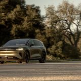 Lucid Air Gravity  In Deutschland orientiert sich der Gravity preislich am Air Grand Touring, der bei etwa 130.000 Euro startet. Später könnten günstigere Varianten wie Pure oder Touring unter 100.000 Euro folgen. Der noch wenig bekannte Hersteller aus dem kalifornischen Silicon Valley setzt auf Leistung: Zwei Elektromotoren liefern 611 kW (831 PS) und 1.232 Nm Drehmoment. Der SUV soll im vierten Quartal nach Europa kommen