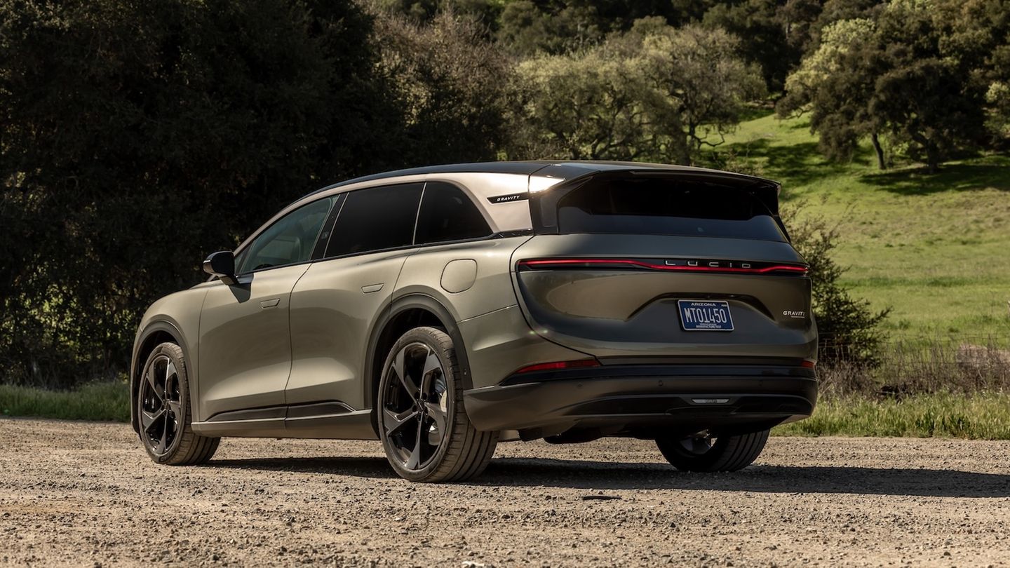 Ratgeber: Lucid Air Gravity Der über 2,7 Tonnen schwere Gravity ist ein dynamischer Familien-SUV. In 3,6 Sekunden sprintet er auf 100 km/h, und das Fahrwerk mit Luftfederung bleibt auch in Kurven stabil, trotz großer 22- oder 23-Zoll-Felgen. Eine optionale Allradlenkung reduziert den Wendekreis auf 11,6 Meter. Am angenehmsten fährt sich der Gravity im Komfortmodus, der per Touchscreen aktiviert wird. Etwas weicher könnte er jedoch über Unebenheiten gleiten, um den Komfort noch zu steigern Lucid Air Gravity Der über 2,7 Tonnen schwere Gravity ist ein dynamischer Familien-SUV. In 3,6 Sekunden sprintet er auf 100 km/h, und das Fahrwerk mit Luftfederung bleibt auch in Kurven stabil, trotz großer 22- oder 23-Zoll-Felgen. Eine optionale Allradlenkung reduziert den Wendekreis auf 11,6 Meter. Am angenehmsten fährt sich der Gravity im Komfortmodus, der per Touchscreen aktiviert wird. Etwas weicher könnte er jedoch über Unebenheiten gleiten, um den Komfort noch zu steigern