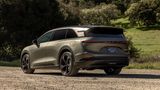 Lucid Air Gravity  Der über 2,7 Tonnen schwere Gravity ist ein dynamischer Familien-SUV. In 3,6 Sekunden sprintet er auf 100 km/h, und das Fahrwerk mit Luftfederung bleibt auch in Kurven stabil, trotz großer 22- oder 23-Zoll-Felgen. Eine optionale Allradlenkung reduziert den Wendekreis auf 11,6 Meter. Am angenehmsten fährt sich der Gravity im Komfortmodus, der per Touchscreen aktiviert wird. Etwas weicher könnte er jedoch über Unebenheiten gleiten, um den Komfort noch zu steigern