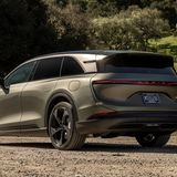 Lucid Air Gravity  Der über 2,7 Tonnen schwere Gravity ist ein dynamischer Familien-SUV. In 3,6 Sekunden sprintet er auf 100 km/h, und das Fahrwerk mit Luftfederung bleibt auch in Kurven stabil, trotz großer 22- oder 23-Zoll-Felgen. Eine optionale Allradlenkung reduziert den Wendekreis auf 11,6 Meter. Am angenehmsten fährt sich der Gravity im Komfortmodus, der per Touchscreen aktiviert wird. Etwas weicher könnte er jedoch über Unebenheiten gleiten, um den Komfort noch zu steigern