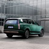 Hyundai Ioniq  Der Hyundai Ioniq 9 ist als Sechs- oder Siebensitzer erhältlich. Besonders die Einzelsitze in der zweiten Reihe machen Reisen dank des 3,13 Meter langen Radstands sehr angenehm. Der Fond bietet viel Platz, elektrische Sitzverstellung, Sitzklimatisierung, Massagesitze, Ablagen und USB-Ports. Die vordere Mittelkonsole ist um bis zu 20 cm verschiebbar und dient als vielseitige "Box" für alle Insassen. Neben Platz für bis zu sieben Personen gibt es eine Mittelbox mit 5,6 bis 12,6 Litern, einen Frunk mit 52 bis 88 Litern und einen Laderaum von 338 bis 1.323 Litern, je nach Sitzkonfiguration