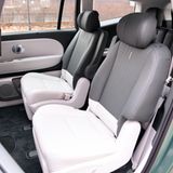 Hyundai Ioniq  Mit einem Einstiegspreis von etwa 60.000 Euro ist der Hyundai Ioniq 9 ein einladendes Fahrzeug. Der Innenraum ist geräumig, der Antrieb solide, und das geringe Fahrgeräusch sorgt für ein angenehmes Fahrgefühl. Zwei 12,3-Zoll-Displays für Fahrerinformationen und Funktionen wie Navigation oder Musik sind leicht zugänglich. Zentrale Bedienelemente funktionieren per Taster – einfach und praktisch