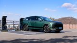 Hyundai Ioniq  Für ein Fahrzeug dieser Größe und Masse empfiehlt sich die Allradversion. Das Performance-Topmodell bietet 320 kW (435 PS) und 700 Nm Drehmoment, beschleunigt in 5,2 Sekunden auf 100 km/h und ist bei 200 km/h abgeriegelt. Das Fahrwerk ist komfortabel, und selbst mit optionalen 21-Zoll-Felgen und breiten 285er-Reifen gleitet der Ioniq 9 entspannt über die Straße