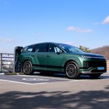 Hyundai Ioniq  Für ein Fahrzeug dieser Größe und Masse empfiehlt sich die Allradversion. Das Performance-Topmodell bietet 320 kW (435 PS) und 700 Nm Drehmoment, beschleunigt in 5,2 Sekunden auf 100 km/h und ist bei 200 km/h abgeriegelt. Das Fahrwerk ist komfortabel, und selbst mit optionalen 21-Zoll-Felgen und breiten 285er-Reifen gleitet der Ioniq 9 entspannt über die Straße