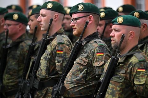 Bundeswehr: Eine Ehrenformation beim ersten Appell mit Gelöbnis des Heimatschutzregiments 5