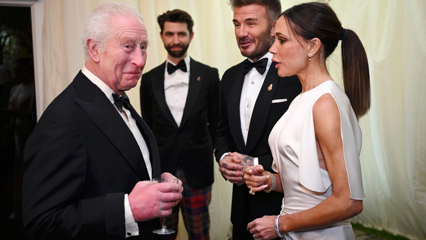 Familienzwist: Na, ist eure amerikanische Schwiegertochter auch so schwierig? König Charles kürzlich im Gespräch mit Victoria und David Beckham Na, ist eure amerikanische Schwiegertochter auch so schwierig? König Charles kürzlich im Gespräch mit Victoria und David Beckham