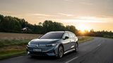VW ID.7 Tourer  Der VW ID.7 Tourer erinnert an den Passat Variant, ist aber elektrisch. Die Unterschiede zur Limousine des ID.7 beschränken sich auf das Heck, das nicht nur ansprechend aussieht, sondern auch 605 bis 1.714 Liter Ladevolumen bietet, je nach Rückbankposition. Damit ist man für den nächsten Familienausflug gut gerüstet
