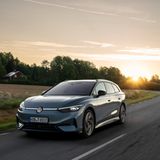VW ID.7 Tourer  Der VW ID.7 Tourer erinnert an den Passat Variant, ist aber elektrisch. Die Unterschiede zur Limousine des ID.7 beschränken sich auf das Heck, das nicht nur ansprechend aussieht, sondern auch 605 bis 1.714 Liter Ladevolumen bietet, je nach Rückbankposition. Damit ist man für den nächsten Familienausflug gut gerüstet