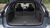 VW ID.7 Tourer  Antrieb, Fahrleistungen und Verbrauch des ID.7 Tourer ähneln denen der Limousine. Mit einem Einstiegspreis von etwa 56.000 Euro gibt es zwei Batterieoptionen. Das größere 86-kWh-Akkupaket ermöglicht bis zu 690 Kilometer Reichweite. An Schnellladesäulen lädt der Akku mit bis zu 200 kW in etwa 30 Minuten von 10 auf 80 Prozent