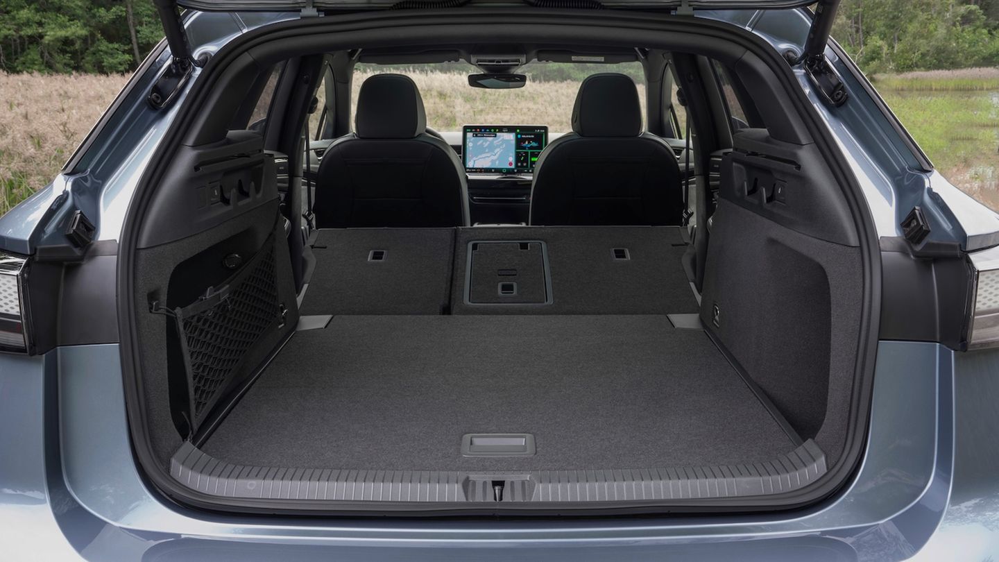 VW ID.7 Tourer  Antrieb, Fahrleistungen und Verbrauch des ID.7 Tourer ähneln denen der Limousine. Mit einem Einstiegspreis von etwa 56.000 Euro gibt es zwei Batterieoptionen. Das größere 86-kWh-Akkupaket ermöglicht bis zu 690 Kilometer Reichweite. An Schnellladesäulen lädt der Akku mit bis zu 200 kW in etwa 30 Minuten von 10 auf 80 Prozent