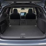 VW ID.7 Tourer  Antrieb, Fahrleistungen und Verbrauch des ID.7 Tourer ähneln denen der Limousine. Mit einem Einstiegspreis von etwa 56.000 Euro gibt es zwei Batterieoptionen. Das größere 86-kWh-Akkupaket ermöglicht bis zu 690 Kilometer Reichweite. An Schnellladesäulen lädt der Akku mit bis zu 200 kW in etwa 30 Minuten von 10 auf 80 Prozent