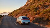 Porsche Macan  Mit etwa 80.000 Euro ist das Einstiegsmodell nicht die erste Wahl, aber für Familien in Regionen ohne großen Allradbedarf durchaus interessant – inklusive Porsche-Flair. Das Fahrzeug könnte jedoch komfortabler sein. Die straffe Abstimmung, verstärkt durch 235er-Reifen vorn und 285er-Pneus hinten auf 20-Zoll-Felgen, ist im Innenraum spürbar. Dort finden vier Erwachsene guten Platz, und der Laderaum wächst von 540 auf 1.384 Liter. Ein 84-Liter-Frunk bietet zusätzlichen Stauraum