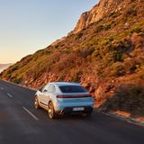 Porsche Macan  Mit etwa 80.000 Euro ist das Einstiegsmodell nicht die erste Wahl, aber für Familien in Regionen ohne großen Allradbedarf durchaus interessant – inklusive Porsche-Flair. Das Fahrzeug könnte jedoch komfortabler sein. Die straffe Abstimmung, verstärkt durch 235er-Reifen vorn und 285er-Pneus hinten auf 20-Zoll-Felgen, ist im Innenraum spürbar. Dort finden vier Erwachsene guten Platz, und der Laderaum wächst von 540 auf 1.384 Liter. Ein 84-Liter-Frunk bietet zusätzlichen Stauraum