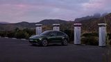 Porsche Macan  Dynamische Fahrfreude bleibt beim Einstiegsmodell mit 265 kW (360 PS) durch das hohe Gewicht begrenzt. Die Lenkung ist präzise, die Fahrleistungen sind akzeptabel, aber es fehlt an Schub. Der Macan 4S mit 330 kW (448 PS), im Boost bis zu 516 PS, und 820 Nm Drehmoment bietet deutlich mehr Fahrfreude, auch wenn das Mehrgewicht spürbar ist