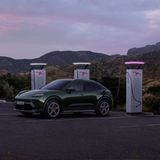 Porsche Macan  Dynamische Fahrfreude bleibt beim Einstiegsmodell mit 265 kW (360 PS) durch das hohe Gewicht begrenzt. Die Lenkung ist präzise, die Fahrleistungen sind akzeptabel, aber es fehlt an Schub. Der Macan 4S mit 330 kW (448 PS), im Boost bis zu 516 PS, und 820 Nm Drehmoment bietet deutlich mehr Fahrfreude, auch wenn das Mehrgewicht spürbar ist