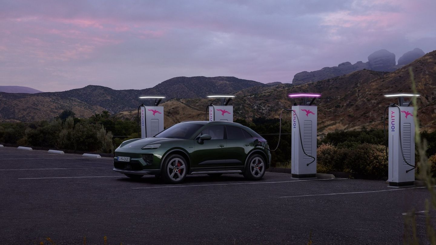 Ratgeber: Porsche Macan Dynamische Fahrfreude bleibt beim Einstiegsmodell mit 265 kW (360 PS) durch das hohe Gewicht begrenzt. Die Lenkung ist präzise, die Fahrleistungen sind akzeptabel, aber es fehlt an Schub. Der Macan 4S mit 330 kW (448 PS), im Boost bis zu 516 PS, und 820 Nm Drehmoment bietet deutlich mehr Fahrfreude, auch wenn das Mehrgewicht spürbar ist Porsche Macan Dynamische Fahrfreude bleibt beim Einstiegsmodell mit 265 kW (360 PS) durch das hohe Gewicht begrenzt. Die Lenkung ist präzise, die Fahrleistungen sind akzeptabel, aber es fehlt an Schub. Der Macan 4S mit 330 kW (448 PS), im Boost bis zu 516 PS, und 820 Nm Drehmoment bietet deutlich mehr Fahrfreude, auch wenn das Mehrgewicht spürbar ist