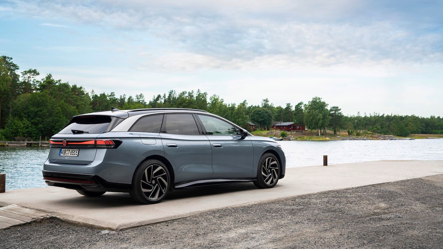 Ratgeber: VW ID.7 Tourer Der ID.7 Tourer tritt die Nachfolge des Passat Variant an, der lange Zeit ein Favorit für Dienstwagen war. Mit neuem Namen und elektrischem Antrieb bleibt das Konzept vertraut. Das Heckdesign ist gelungen und bietet 605 bis 1.714 Liter Ladevolumen – ideal für Familien, die viel Stauraum brauchen VW ID.7 Tourer Der ID.7 Tourer tritt die Nachfolge des Passat Variant an, der lange Zeit ein Favorit für Dienstwagen war. Mit neuem Namen und elektrischem Antrieb bleibt das Konzept vertraut. Das Heckdesign ist gelungen und bietet 605 bis 1.714 Liter Ladevolumen – ideal für Familien, die viel Stauraum brauchen